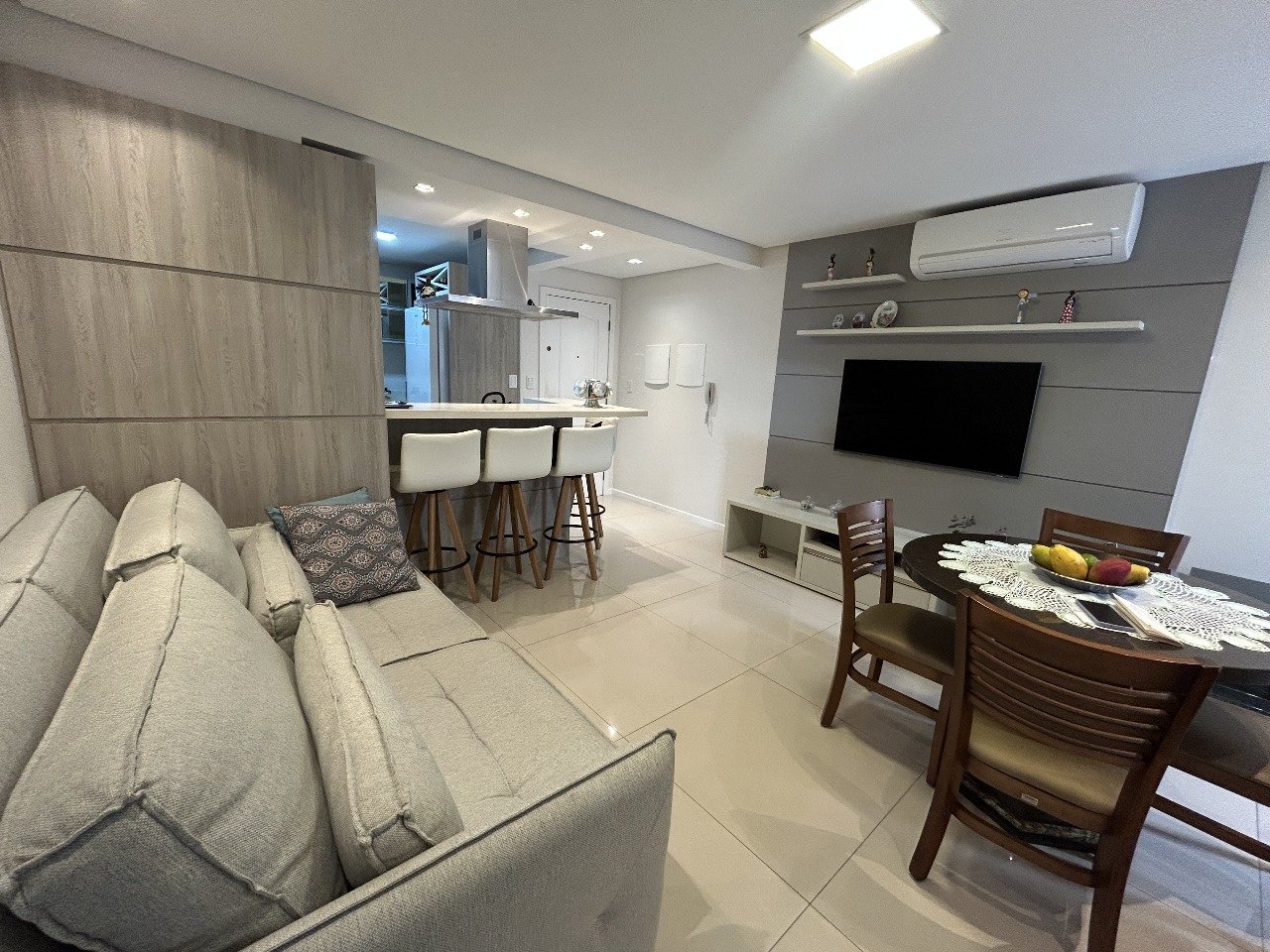 Apartamento semimobiliado, 3 dormitórios, sacada e vaga de garagem
