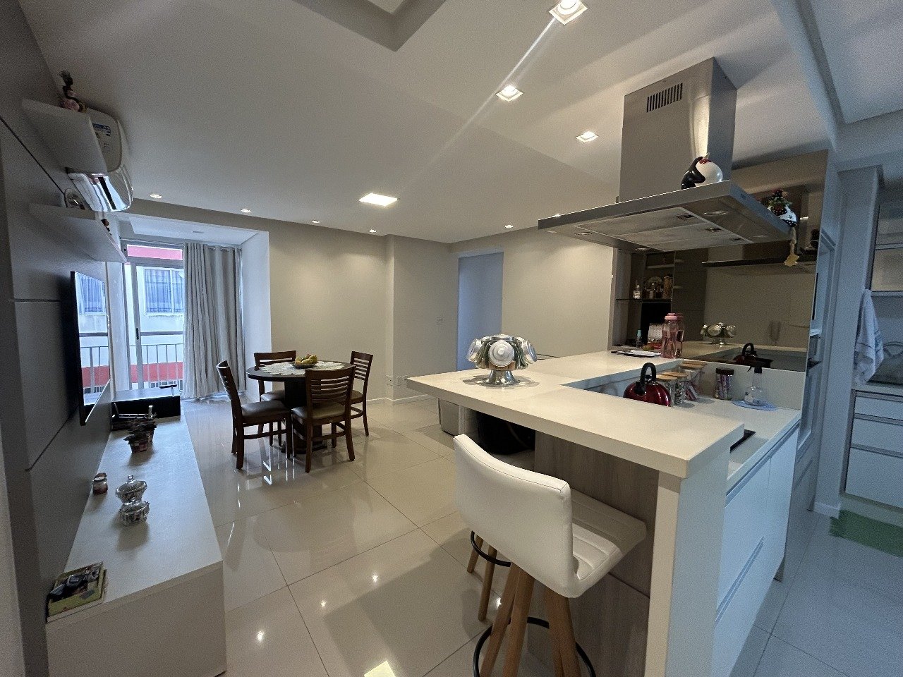Apartamento semimobiliado, 3 dormitórios, sacada e vaga de garagem