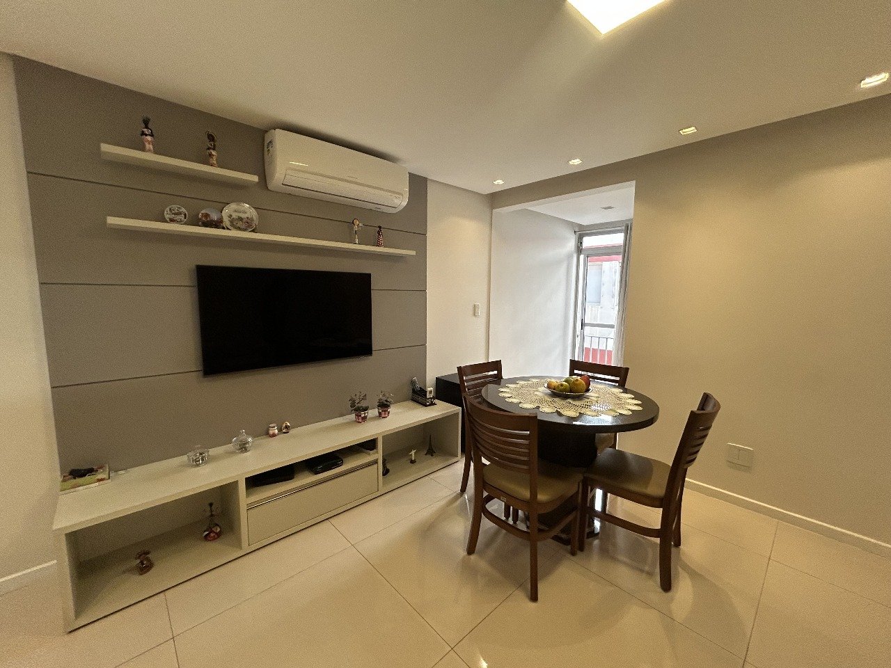 Apartamento semimobiliado, 3 dormitórios, sacada e vaga de garagem