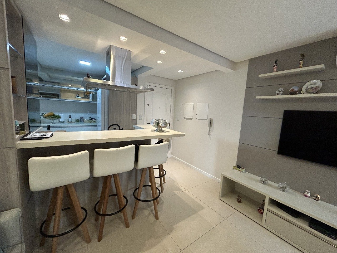 Apartamento semimobiliado, 3 dormitórios, sacada e vaga de garagem
