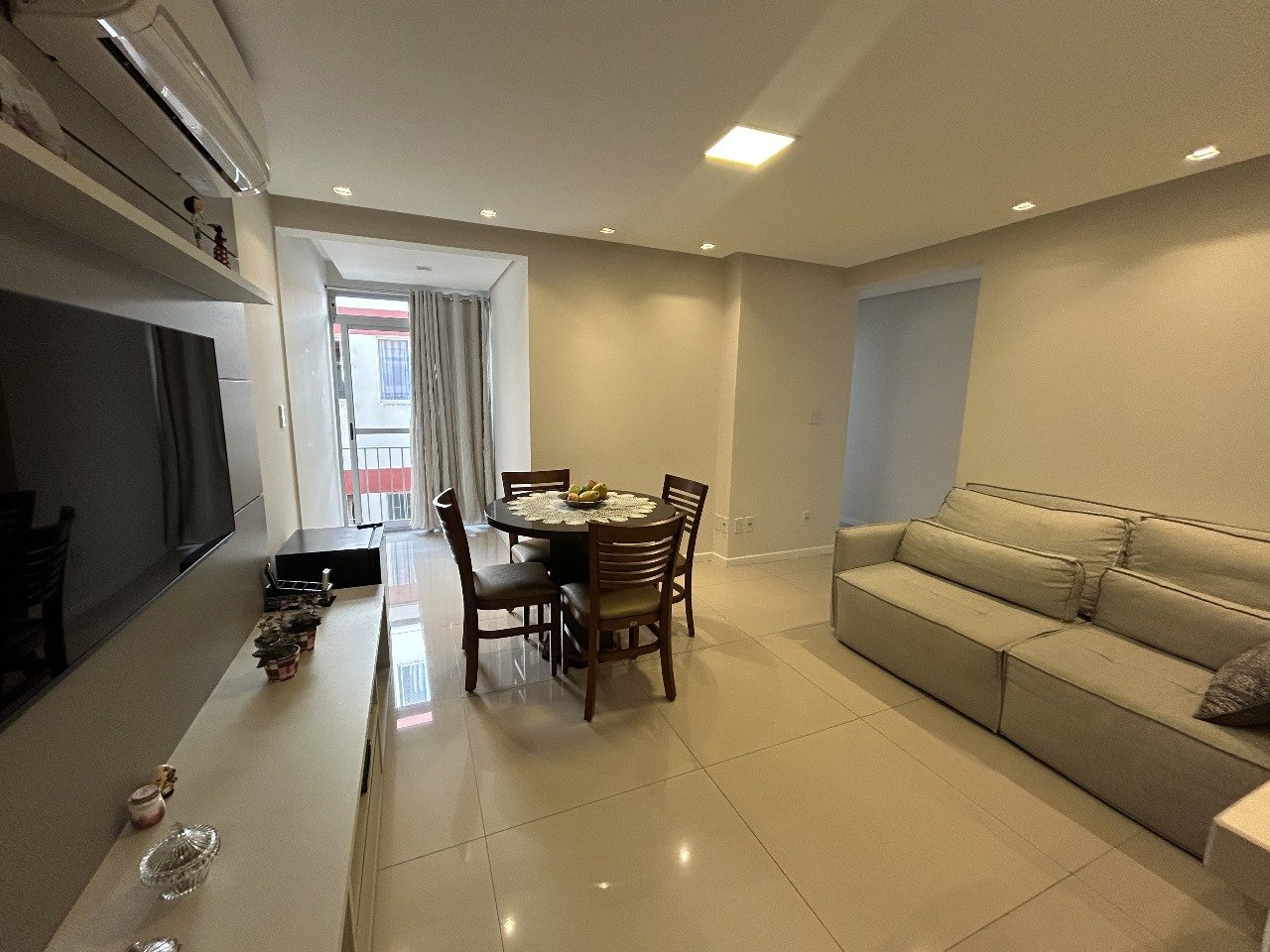 Apartamento semimobiliado, 3 dormitórios, sacada e vaga de garagem