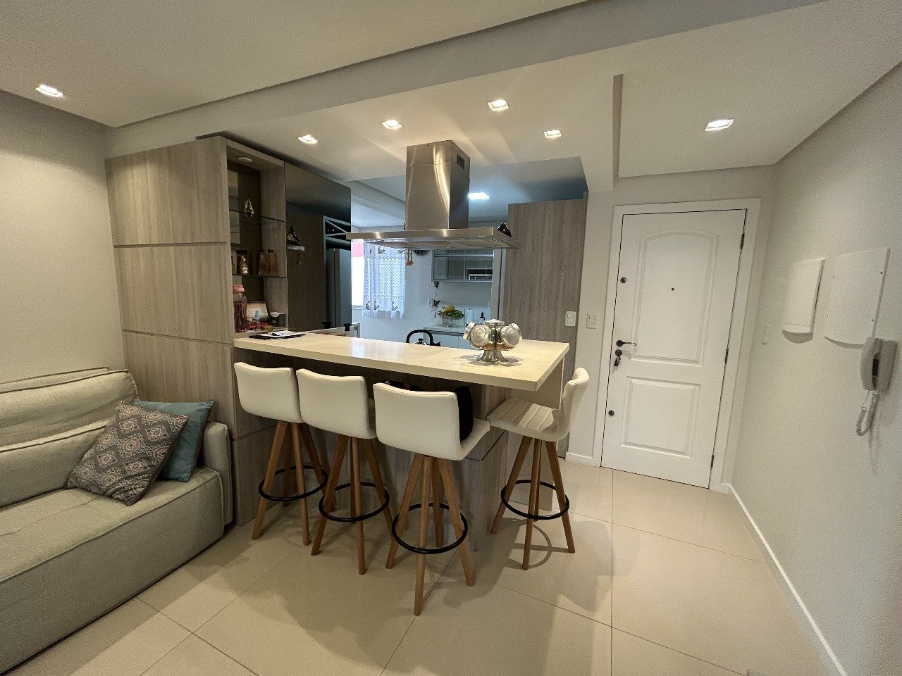 Apartamento semimobiliado, 3 dormitórios, sacada e vaga de garagem