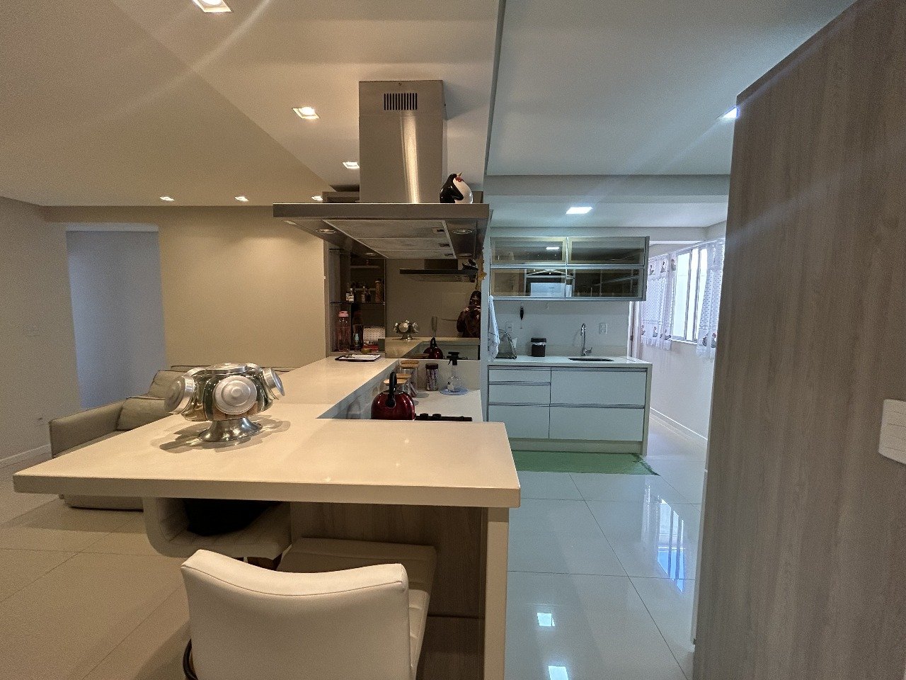 Apartamento semimobiliado, 3 dormitórios, sacada e vaga de garagem