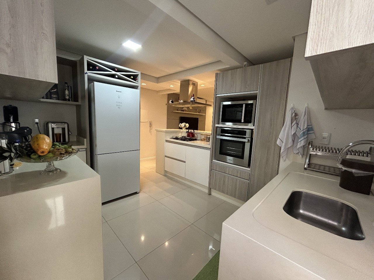 Apartamento semimobiliado, 3 dormitórios, sacada e vaga de garagem
