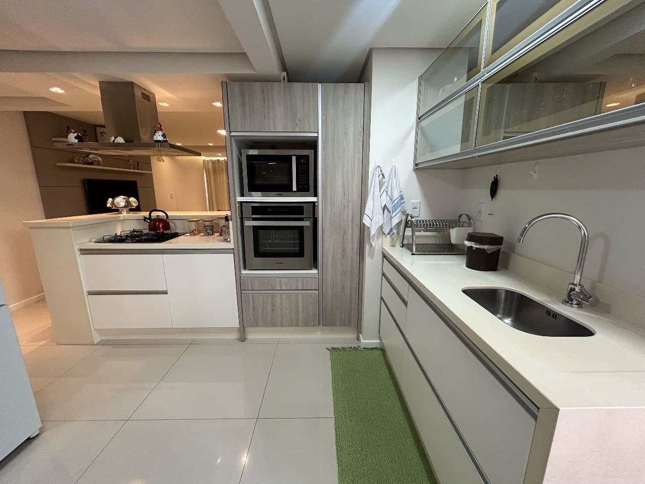 Apartamento semimobiliado, 3 dormitórios, sacada e vaga de garagem