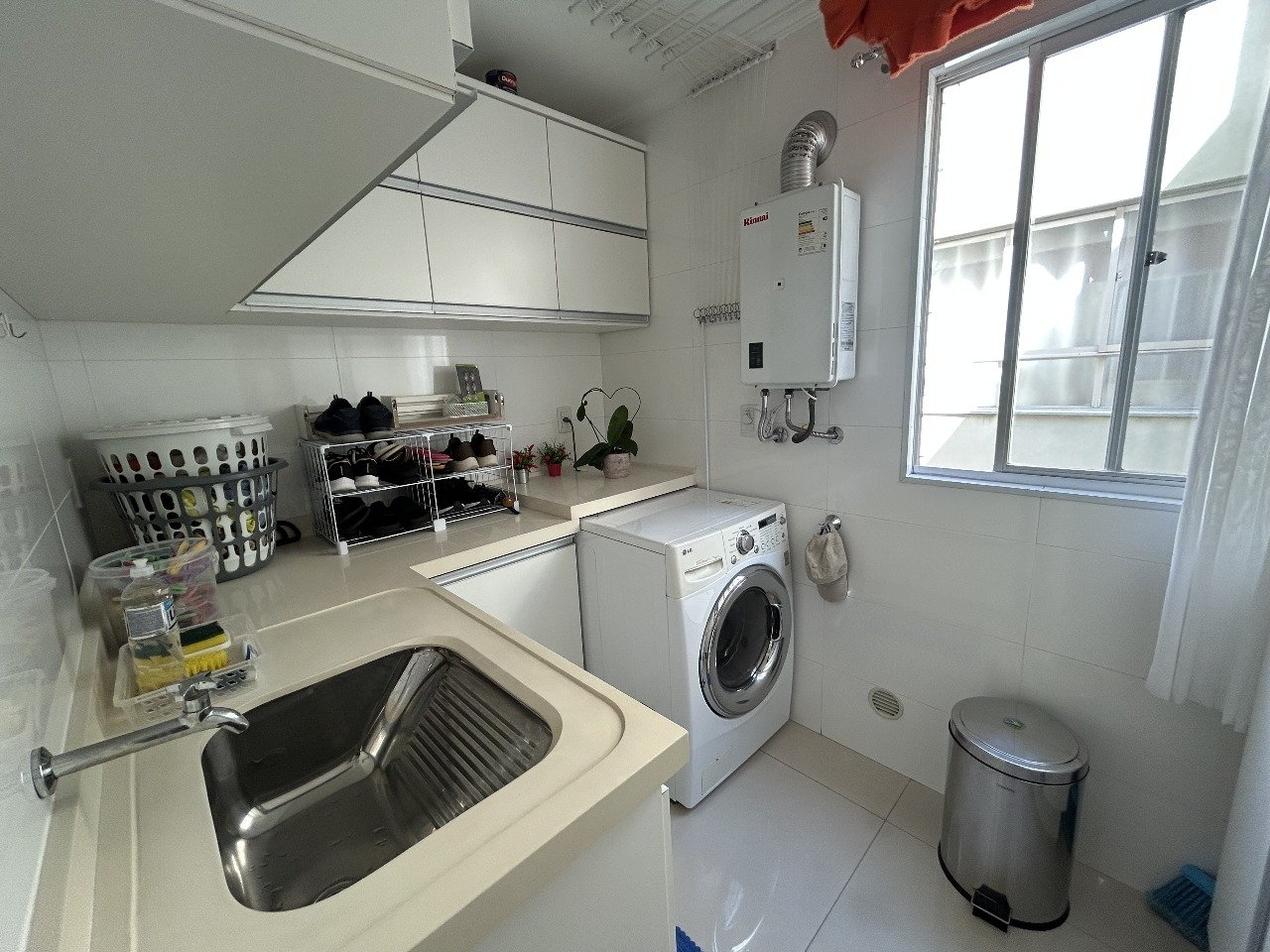 Apartamento semimobiliado, 3 dormitórios, sacada e vaga de garagem