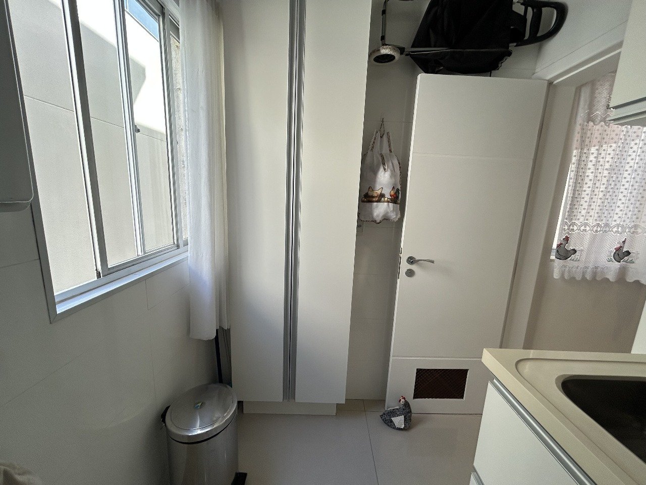 Apartamento semimobiliado, 3 dormitórios, sacada e vaga de garagem