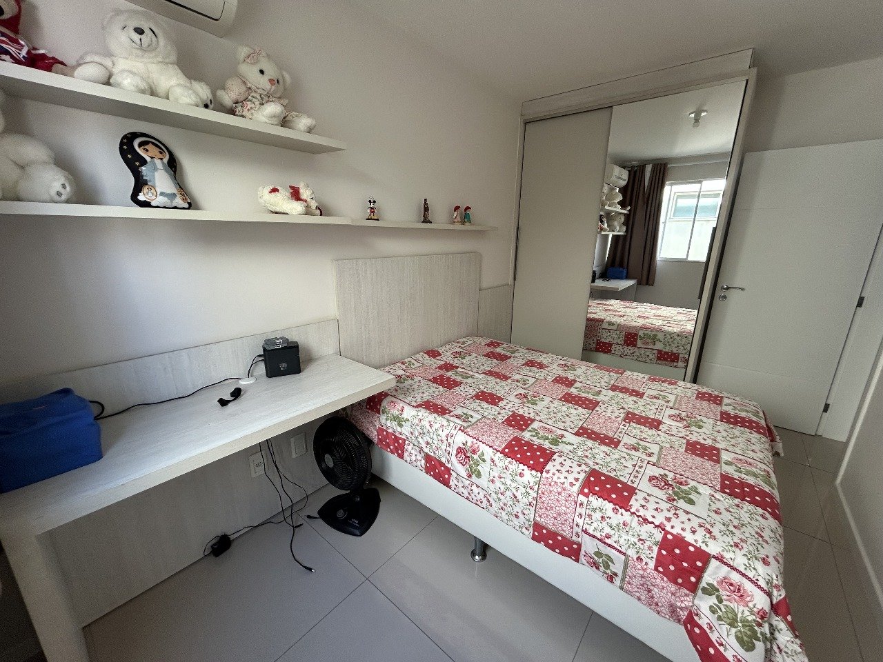 Apartamento semimobiliado, 3 dormitórios, sacada e vaga de garagem