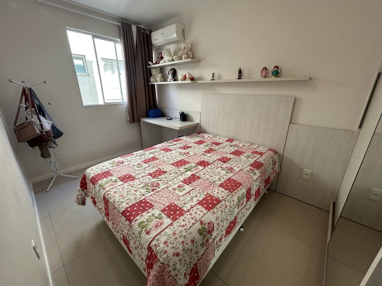 Apartamento semimobiliado, 3 dormitórios, sacada e vaga de garagem