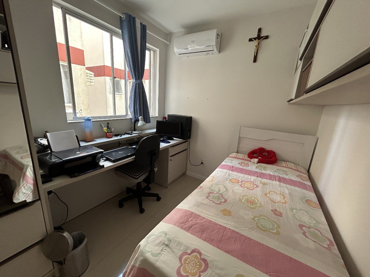Apartamento semimobiliado, 3 dormitórios, sacada e vaga de garagem