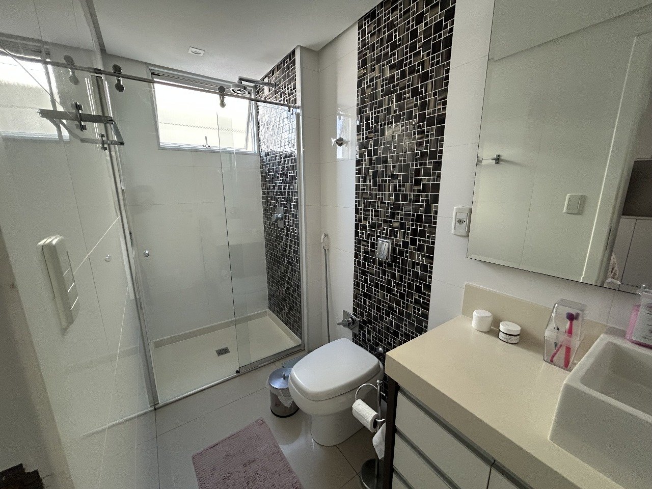 Apartamento semimobiliado, 3 dormitórios, sacada e vaga de garagem