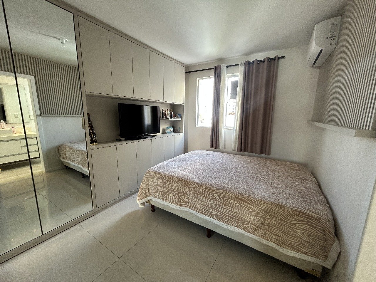 Apartamento semimobiliado, 3 dormitórios, sacada e vaga de garagem
