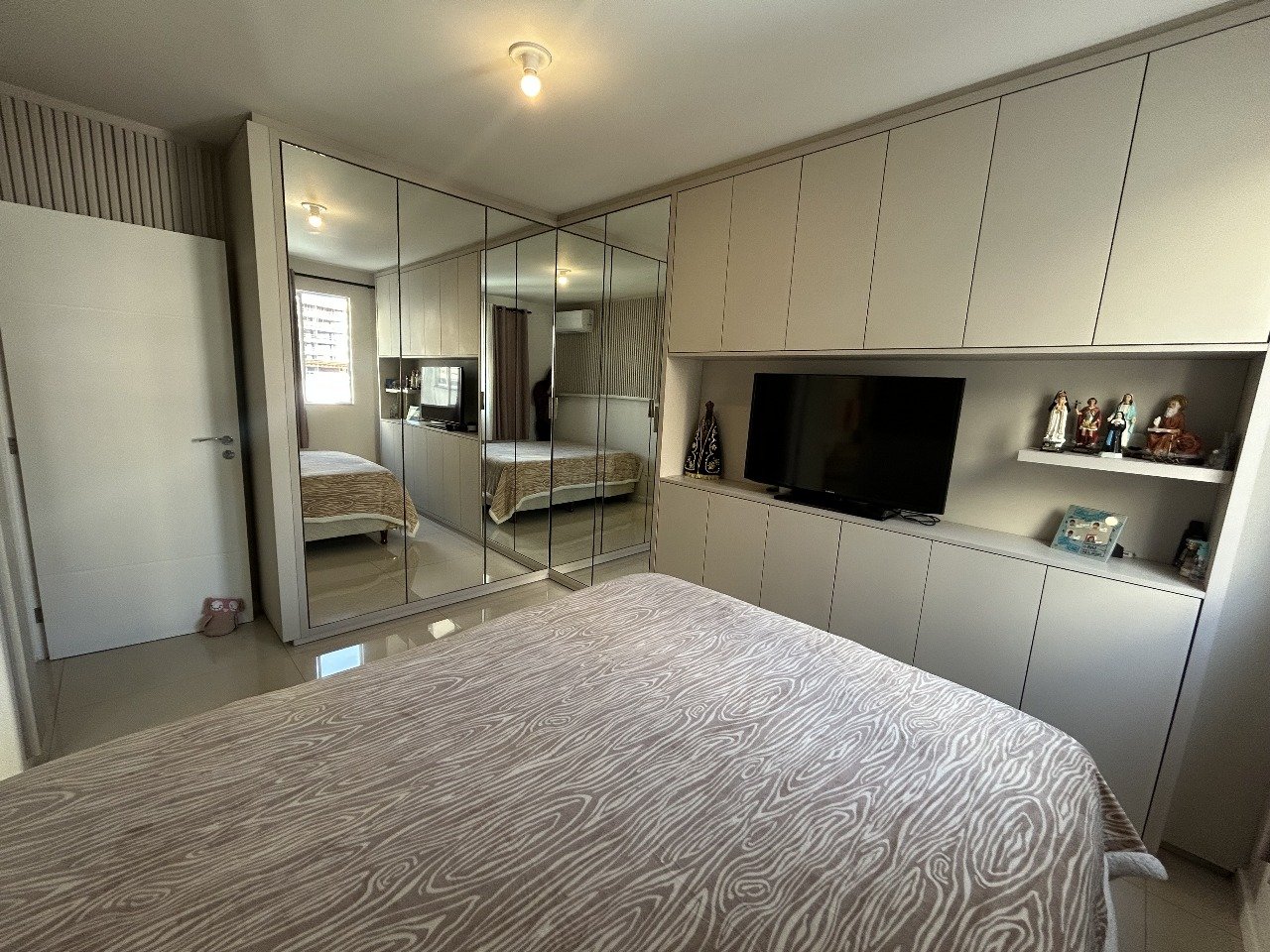 Apartamento semimobiliado, 3 dormitórios, sacada e vaga de garagem