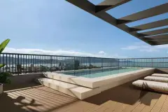 Piscina no rooftop com deck de madeira sob pergolado metálico e vista para o mar — A1 Elementos da Terra em Coqueiros, Florianópolis