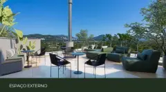 Espaço externo no rooftop com sofás verdes, mesas e vista panorâmica para as montanhas — Adore Cacupé em Cacupé, Florianópolis