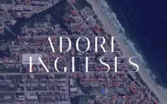 Logo Adore Ingleses sobre imagem aérea da praia com o mar ao fundo — Adore Ingleses em Ingleses, Florianópolis