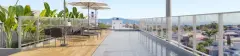 Piscina infinity no rooftop com deck de madeira, guarda-sol, espreguiçadeiras e vista para a cidade — Adore Level Up em Cachoeira do Bom Jesus, Florianópolis