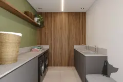 Lavanderia com bancadas, máquinas de lavar, tanque e parede em madeira — Adore Level Up em Cachoeira do Bom Jesus, Florianópolis