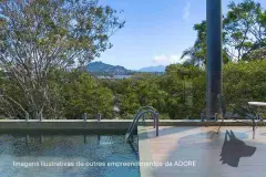 Piscina com deck, cadeiras e vista para árvores e montanhas — Adore Smart Nova Cachoeira em Cachoeira do Bom Jesus, Florianópolis