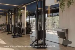 Academia com aparelhos de musculação e parede de vidro com vista para árvores — Adore Smart Nova Cachoeira em Cachoeira do Bom Jesus, Florianópolis
