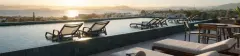 Perspectiva ilustrativa da piscina de borda infinita no rooftop ao pôr do sol com espreguiçadeiras dentro d'água e vista panorâmica para o mar de Cachoeira do Bom Jesus — Algae Beach Residence em Cachoeira do Bom Jesus, Florianópolis