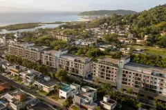 Vista aérea real dos três blocos do Algae Beach Residence com lagoa e praia de Cachoeira do Bom Jesus ao fundo — Algae Beach Residence em Cachoeira do Bom Jesus, Florianópolis