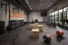 Academia estilo crossfit com barras, kettlebells, cordas battle rope, caixas pliométricas e bicicletas ergométricas — Algae Beach Residence em Cachoeira do Bom Jesus, Florianópolis