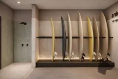 Perspectiva ilustrativa do espaço surf com suporte para pranchas embutido na parede e chuveiro em cimento queimado — Algae Beach Residence em Cachoeira do Bom Jesus, Florianópolis