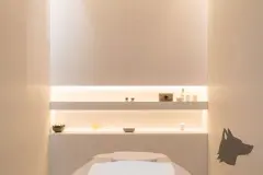Perspectiva ilustrativa da sala de massagem com maca iluminada por LED e prateleiras embutidas com aromas de spa — Algae Beach Residence em Cachoeira do Bom Jesus, Florianópolis