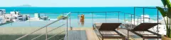 Perspectiva ilustrativa da piscina de borda infinita no rooftop com espreguiçadeiras e vista direta para o mar turquesa de Ingleses — Algarve Residence em Ingleses, Florianópolis