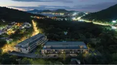 Perspectiva ilustrativa aérea noturna dos dois blocos do Allameda com o bairro Santo Antônio de Lisboa iluminado ao fundo e o mar ao longe — Allameda Santo Antônio em Santo Antônio de Lisboa, Florianópolis