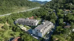Vista aérea real dos dois blocos do Allameda cercados por vegetação nativa no bairro Santo Antônio de Lisboa — Allameda Santo Antônio em Santo Antônio de Lisboa, Florianópolis