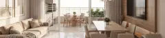 Perspectiva ilustrativa da sala de estar e jantar ampla com sofá bege, mesa longa, TV e varanda com mesa redonda e vista para o horizonte — Almare Jurerê em Jurerê, Florianópolis