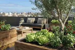 Terraço com horta em caixotes de madeira, sofá modular cinza, lanternas e vista panorâmica para o bairro e o mar — Almare Jurerê em Jurerê, Florianópolis
