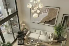Sala do duplex com sofá branco, poltrona Eames de couro, pendentes esféricos luminosos, quadro grande e plantas na varanda — Almare Jurerê em Jurerê, Florianópolis