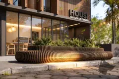 Perspectiva ilustrativa noturna do banco externo de madeira ripada com plantas e loja Housl iluminada ao fundo — Apoena Studios em Jurerê, Florianópolis