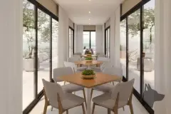 Perspectiva ilustrativa do salão de festas com mesas de jantar de madeira, cadeiras, paredes de vidro e vista para o deck externo com mar ao fundo — Aquamarina Residence em Cachoeira do Bom Jesus, Florianópolis