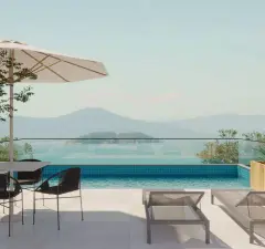 Perspectiva ilustrativa da piscina infinita com espreguiçadeira, mesa e guarda-sol e vista para o mar com ilha e morros ao fundo — Aquamarina Residence em Cachoeira do Bom Jesus, Florianópolis