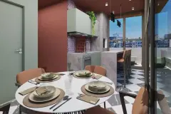 Perspectiva do espaço gourmet com mesa redonda posta para quatro pessoas, cozinha com pastilhas vermelhas, bancada com bancos altos e janela para a cidade — Art Places em Centro, Florianópolis