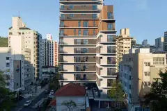 Foto real da fachada do Art Places durante o dia, torre de 14 andares com sacadas salientes em leque e revestimento de madeira nos andares superiores — Art Places em Centro, Florianópolis