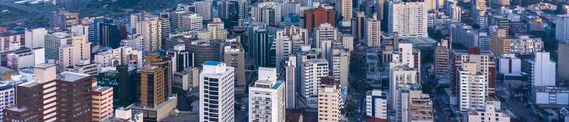 Vista aérea do Centro de Florianópolis com densidade de prédios residenciais e comerciais ao amanhecer — Art Places Henrique Stefan em Centro, Florianópolis