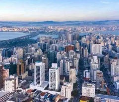 Vista aérea ampla do Centro de Florianópolis com a Baía Norte, a ilha ao fundo e morros da Serra no horizonte — Art Places Henrique Stefan em Centro, Florianópolis