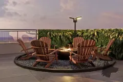 Perspectiva do terraço rooftop com fire pit circular, cadeiras Adirondack de madeira, jardim vertical e iluminação ao entardecer — Arts Home Design em Ingleses, Florianópolis