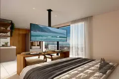 Perspectiva do studio com cama de casal, TV giratória no teto, mesa de jantar de madeira e janela com vista para o mar de Jurerê — At One Jurerê Studios em Jurerê, Florianópolis