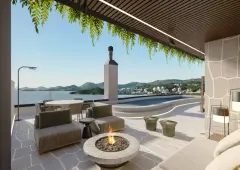 Perspectiva do lounge externo com fire pit redondo, sofás e poltronas, piscina de borda infinita e vista para a Baía Norte e morros — Aura em Agronômica, Florianópolis
