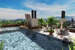 Perspectiva da piscina no rooftop com deck, guarda-sóis, mesas, espreguiçadeiras, árvores ornamentais e vista para morros de Capoeiras — Aura Residence em Capoeiras, Florianópolis