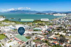 Foto aérea real marcando a localização do Aura Residence Capoeiras com ruas, Baía Sul, Hipermercado Angeloni e cidade de São José ao fundo — Aura Residence em Capoeiras, Florianópolis