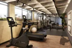 Perspectiva da academia com bikes Matrix, esteiras, aparelhos de musculação, teto industrial de concreto e janelas com vista para a cidade — Aura Residence em Capoeiras, Florianópolis