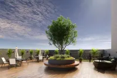 Perspectiva do terraço-jardim com árvore central em vaso circular de deck, mesas com cadeiras, guarda-sol e palmeiras ao redor — Aura Residence em Capoeiras, Florianópolis