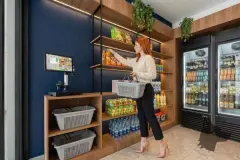 Foto da loja de conveniência interna do B7 Park Marina com prateleiras abastecidas e cliente fazendo compras — B7 Park Marina em Agronômica, Florianópolis